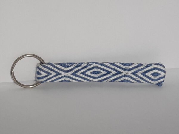Porte clé avec des losanges blancs et bleus