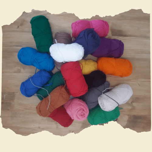 Tas de pelotes de fils de coton de plusieurs couleurs