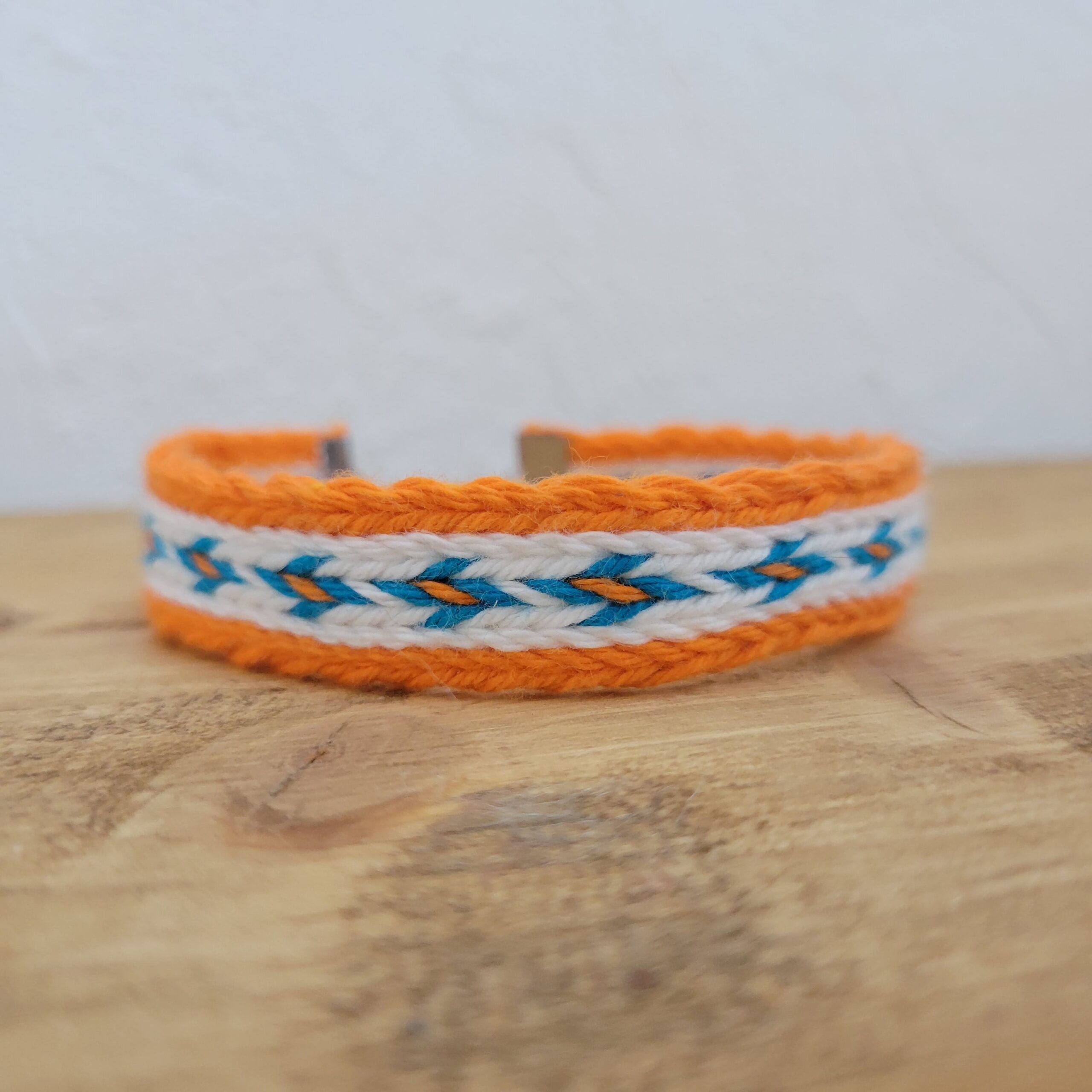 photo d'un bracelet tissé orange, blanc et bleu