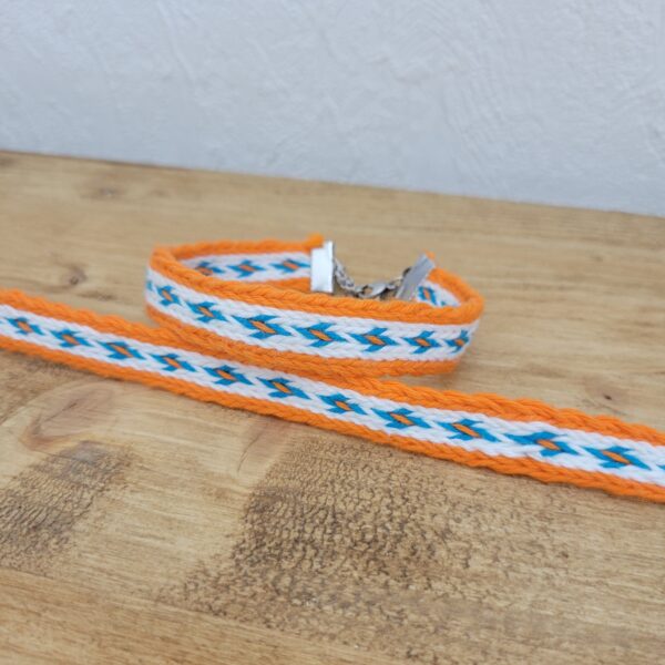 photo d'un bracelet tissé orange, blanc et bleu
