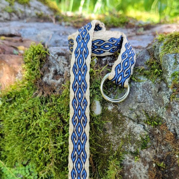 photo d'une ceinture réalisée en tissage aux cartes avec un motif Kivrim de couleur bleue