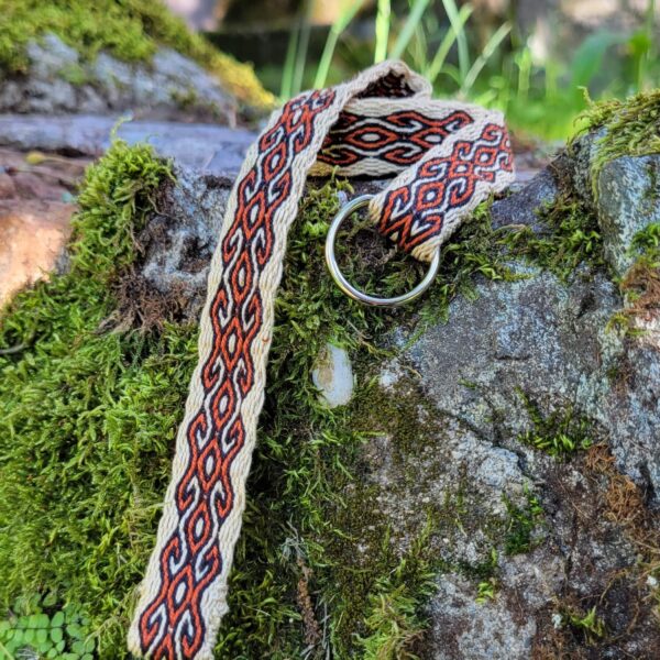 photo d'une ceinture réalisée en tissage aux cartes avec un motif Kivrim de couleur rouille