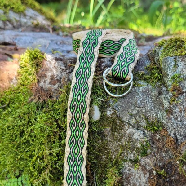 photo d'une ceinture réalisée en tissage aux cartes avec un motif Kivrim de couleur verte