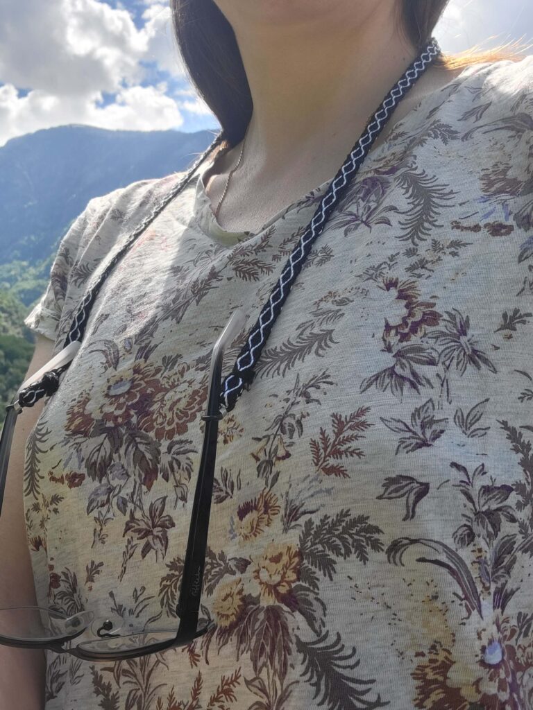 photo d'un cordon à lunettes tissé aux cartes porté