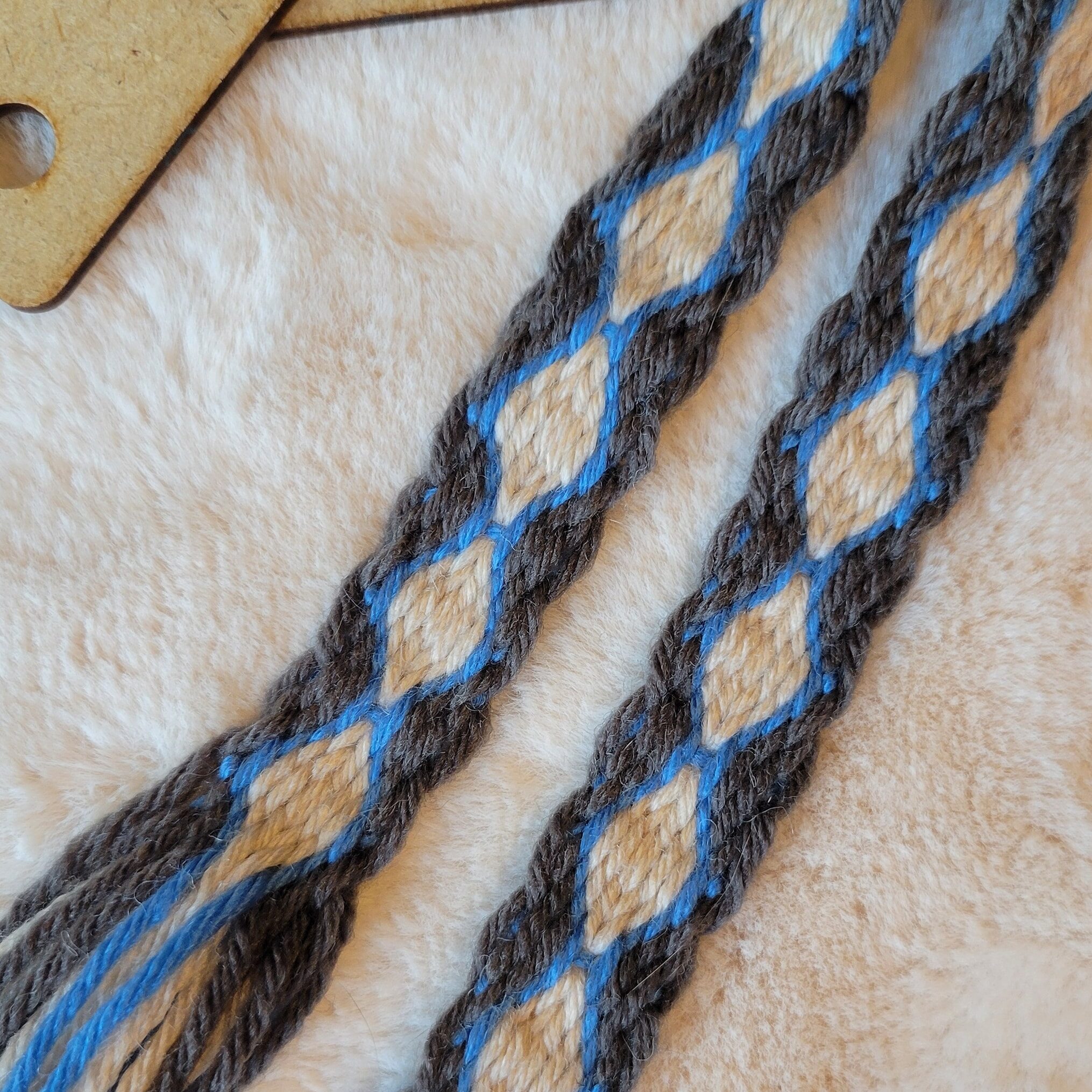 photo d'un galon à tisser avec le nouveau kit de tissage aux cartes disponible dans la boutique