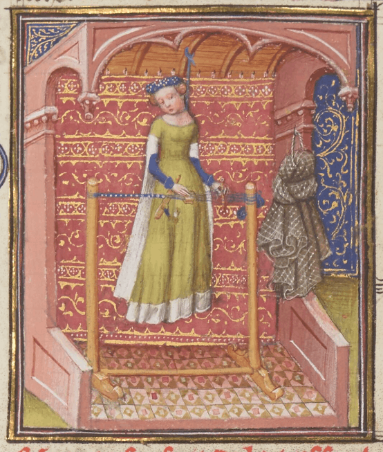 enluminure médiévale présentant une femme derrière son métier à tisser aux cartes sur lequel elle est en train de tisser un galon bleu.