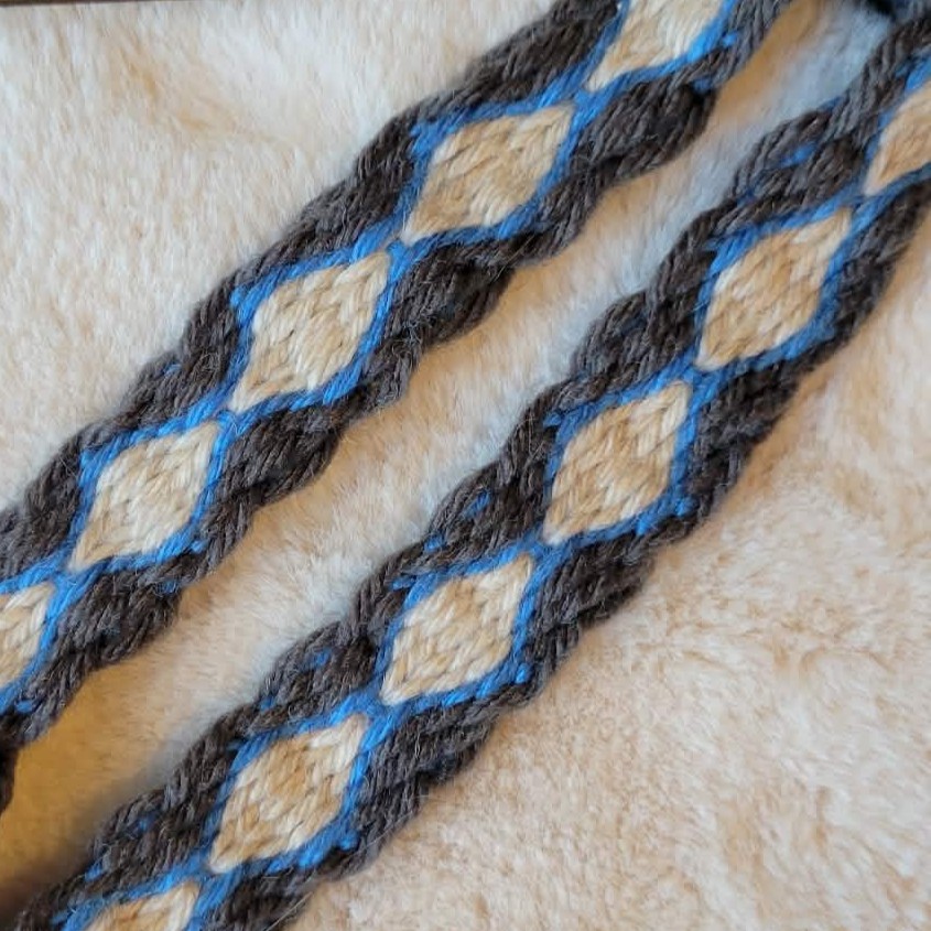 photo du galon réalisé avec le kit de tissage aux cartes Losanges, couleur bleu