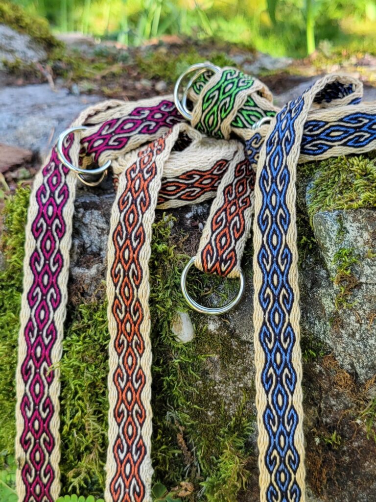 photo de 4 ceintures tissés aux cartes aux couleurs vives