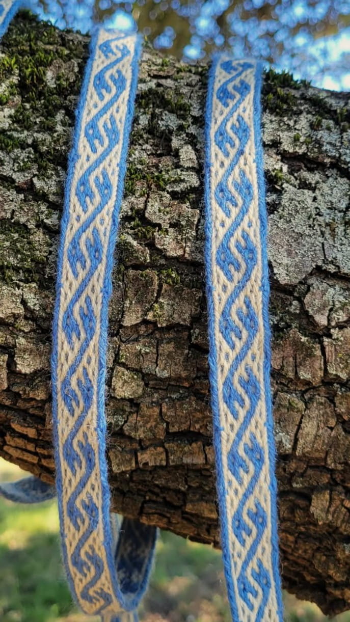 détails de la ceinture médiévale tissée aux cartes avec le motif des dragons de Dublin en bleu