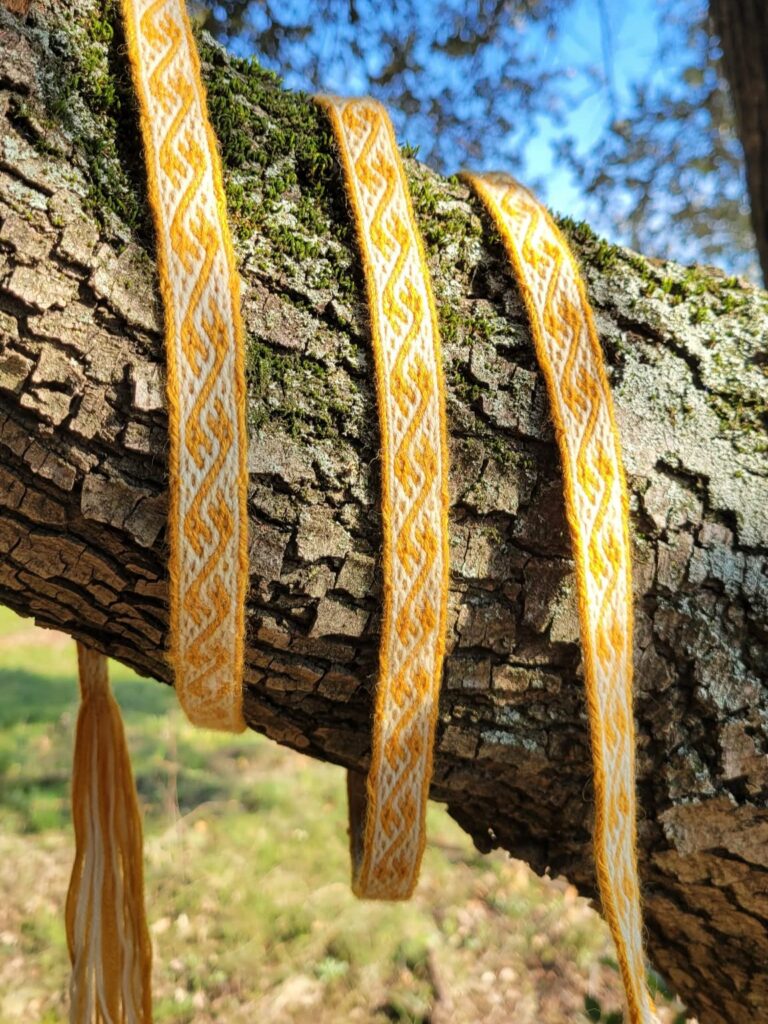 photo d'une ceinture médiévale tissée aux cartes avec le motif des dragons de Dublin en laine doré et beige