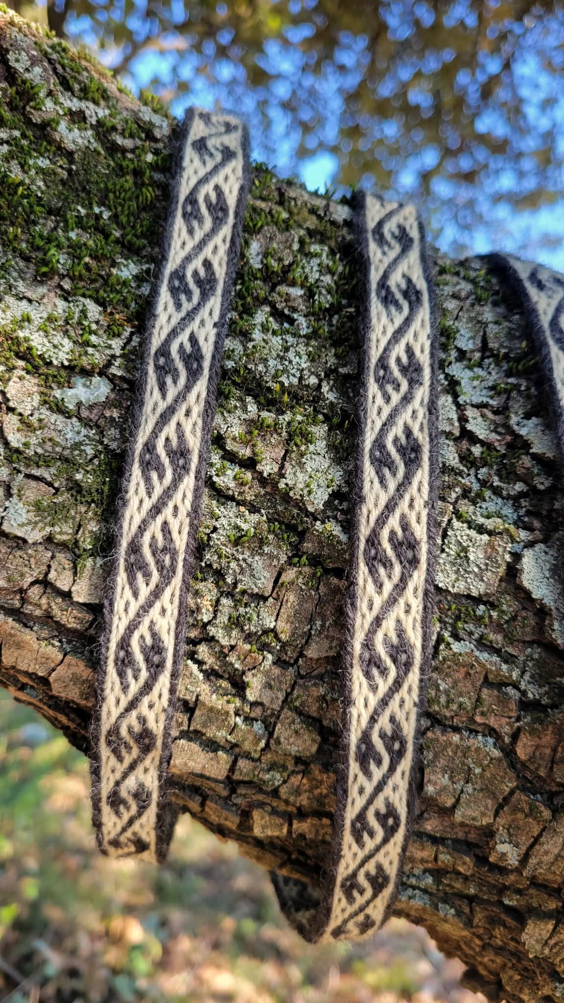 détails de la ceinture médiévale tissée aux cartes avec le motif des dragons de Dublin en noir