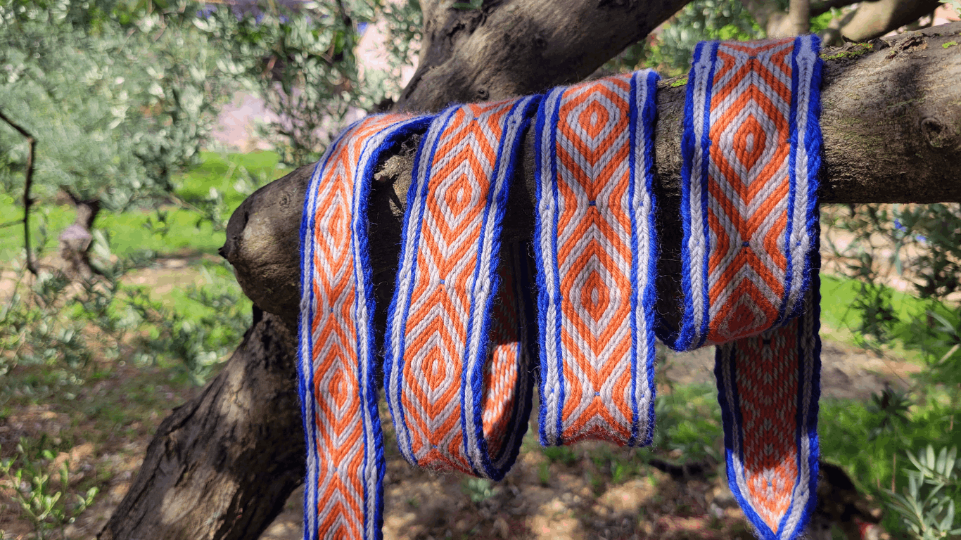 image d'un galon tissés aux cartes en laine, enroulée autour de la branche d'un olivier