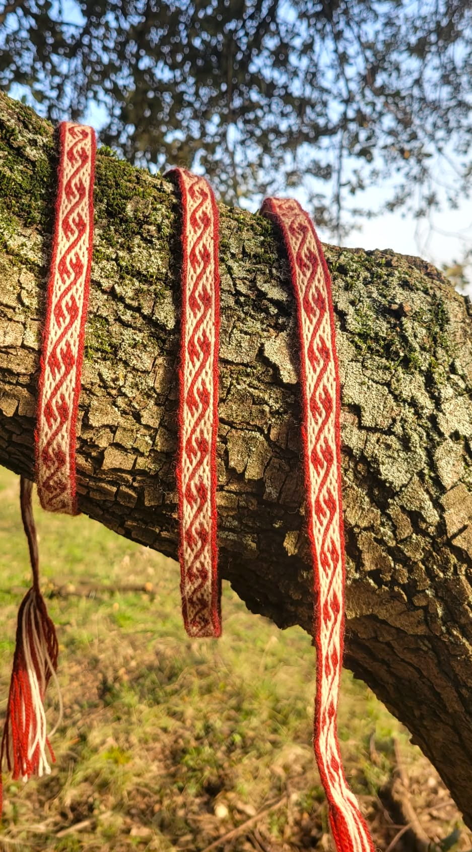 ceinture médiévale tissée aux cartes avec le motif des dragons de Dublin en rouge