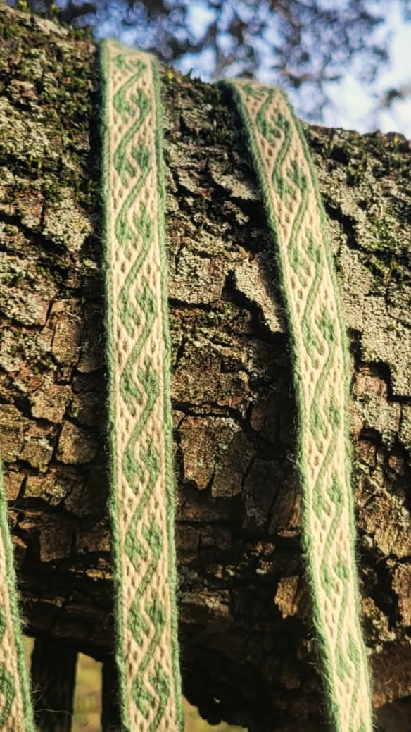 détails de la ceinture médiévale tissée aux cartes avec le motif des dragons de Dublin en vert