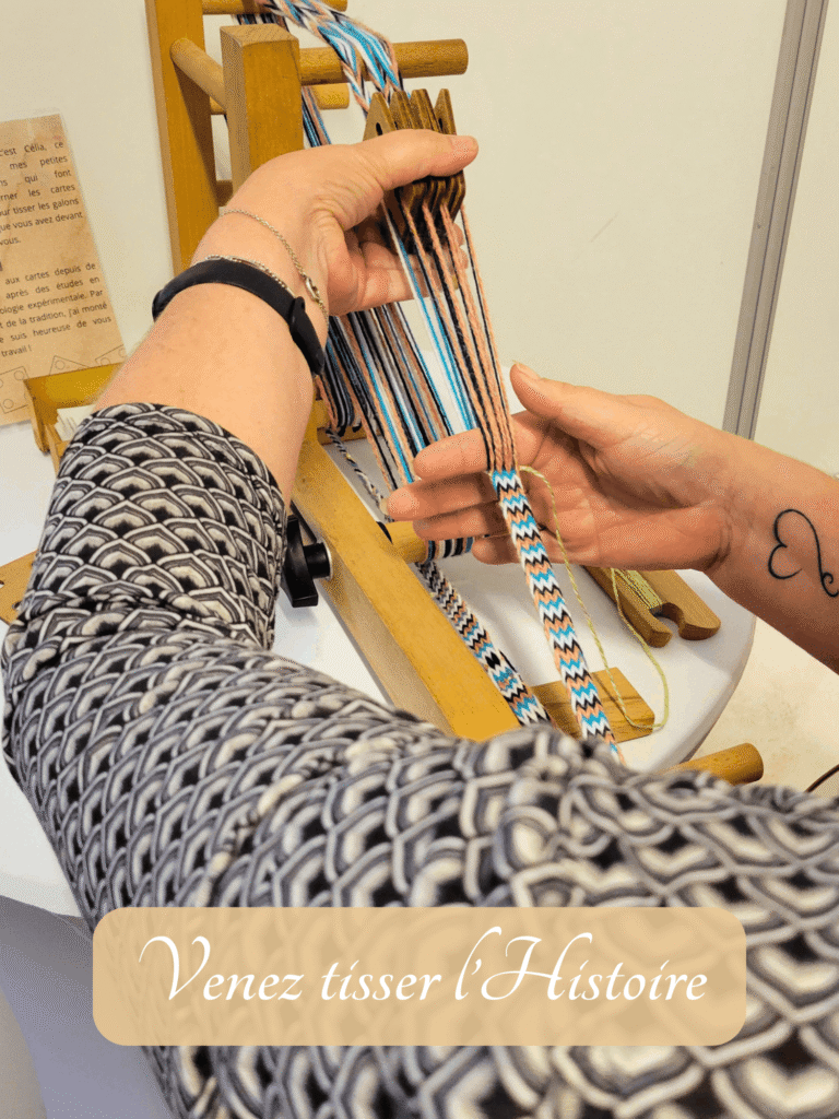 photographie d'une personne en train de tisser aux cartes durant un atelier