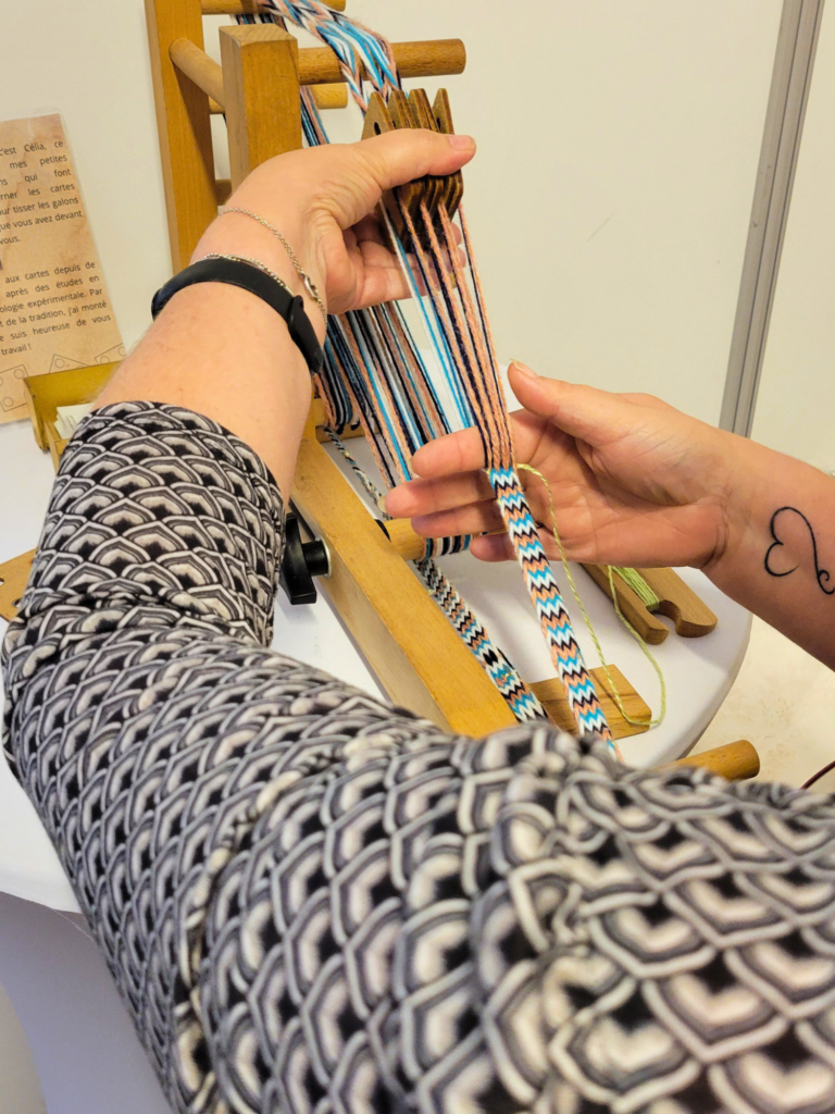 photo montrant une personne en train de tisser aux cartes dans un atelier d'initiation