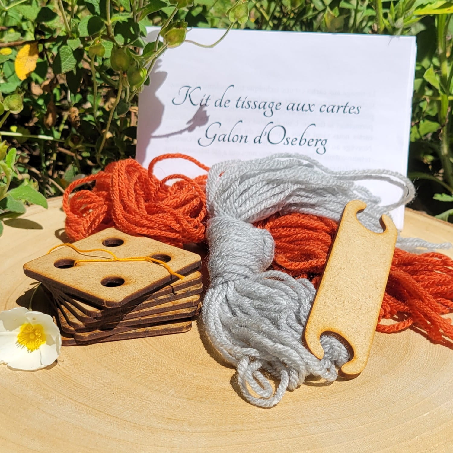 contenu du kit de tissage aux cartes du galon d'Oseberg gris et rouille