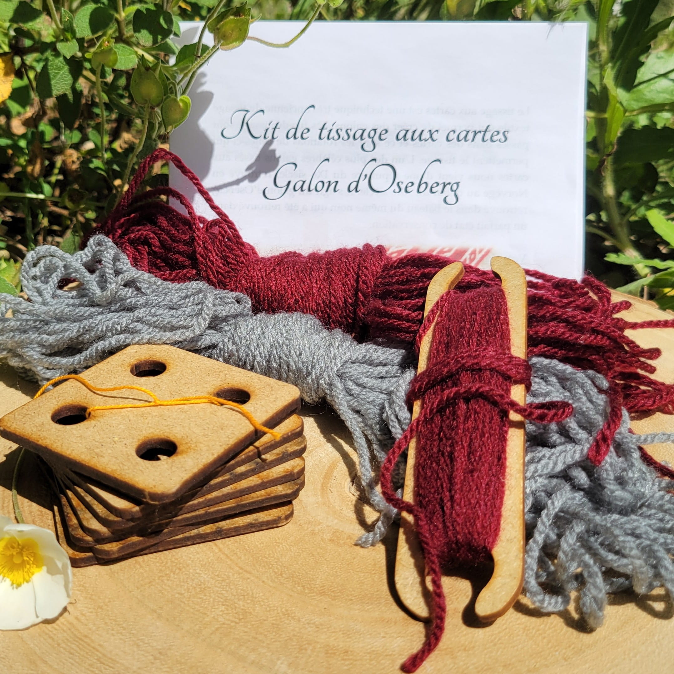 contenu du kit de tissage aux cartes du galon d'Oseberg bordeaux et gris