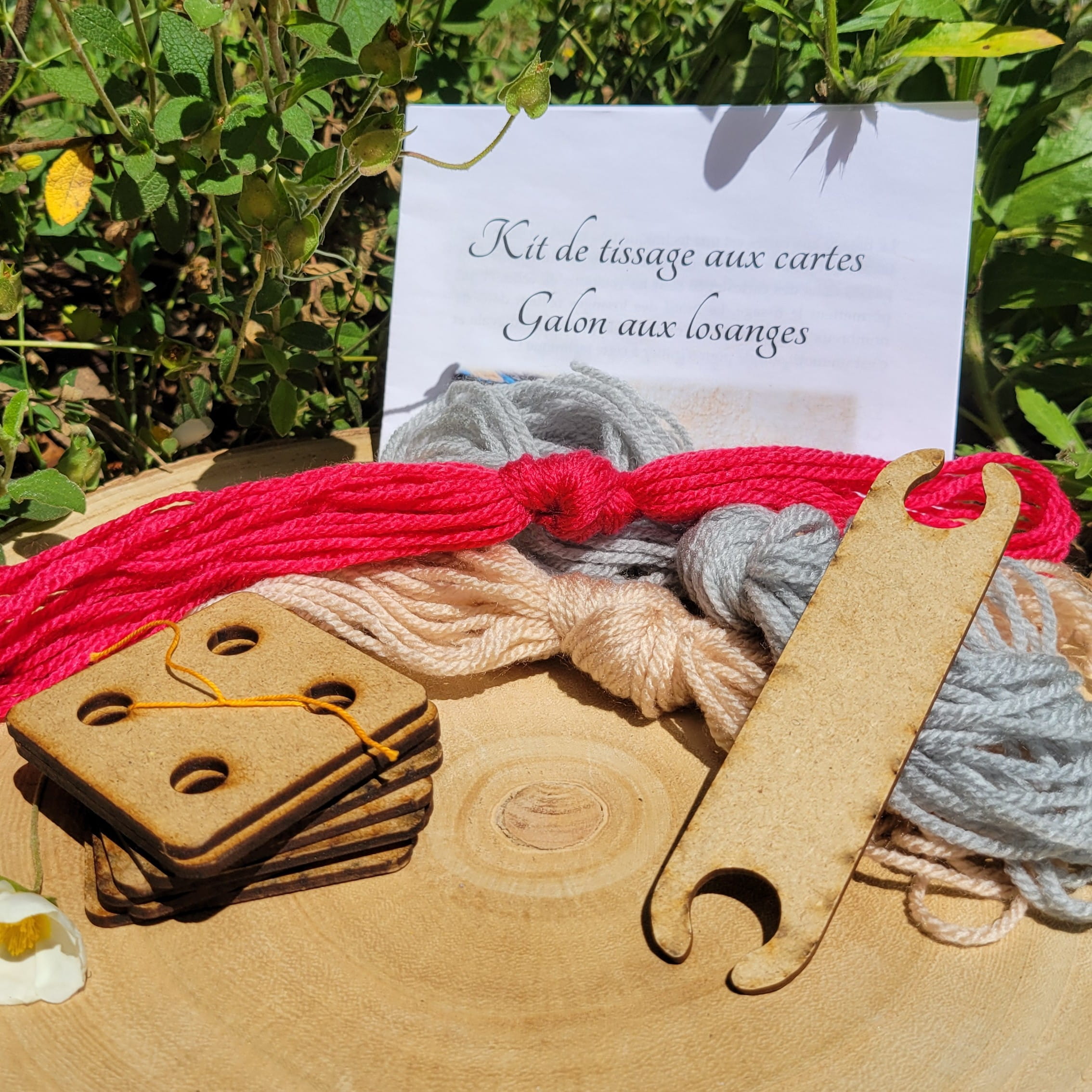contenu du kit de tissage aux cartes du galon aux losanges rose