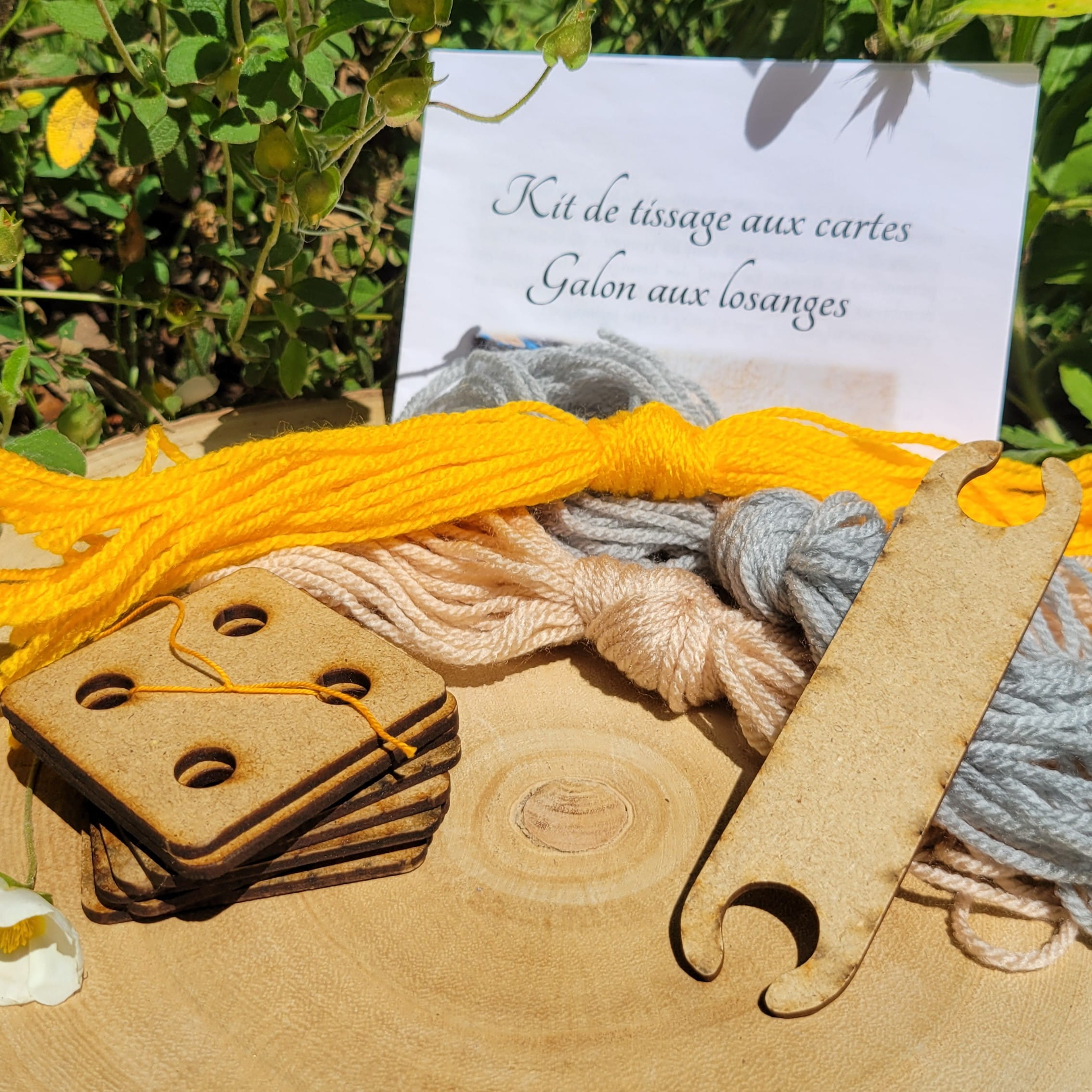 contenu du kit de tissage aux cartes du galon aux losanges jaune