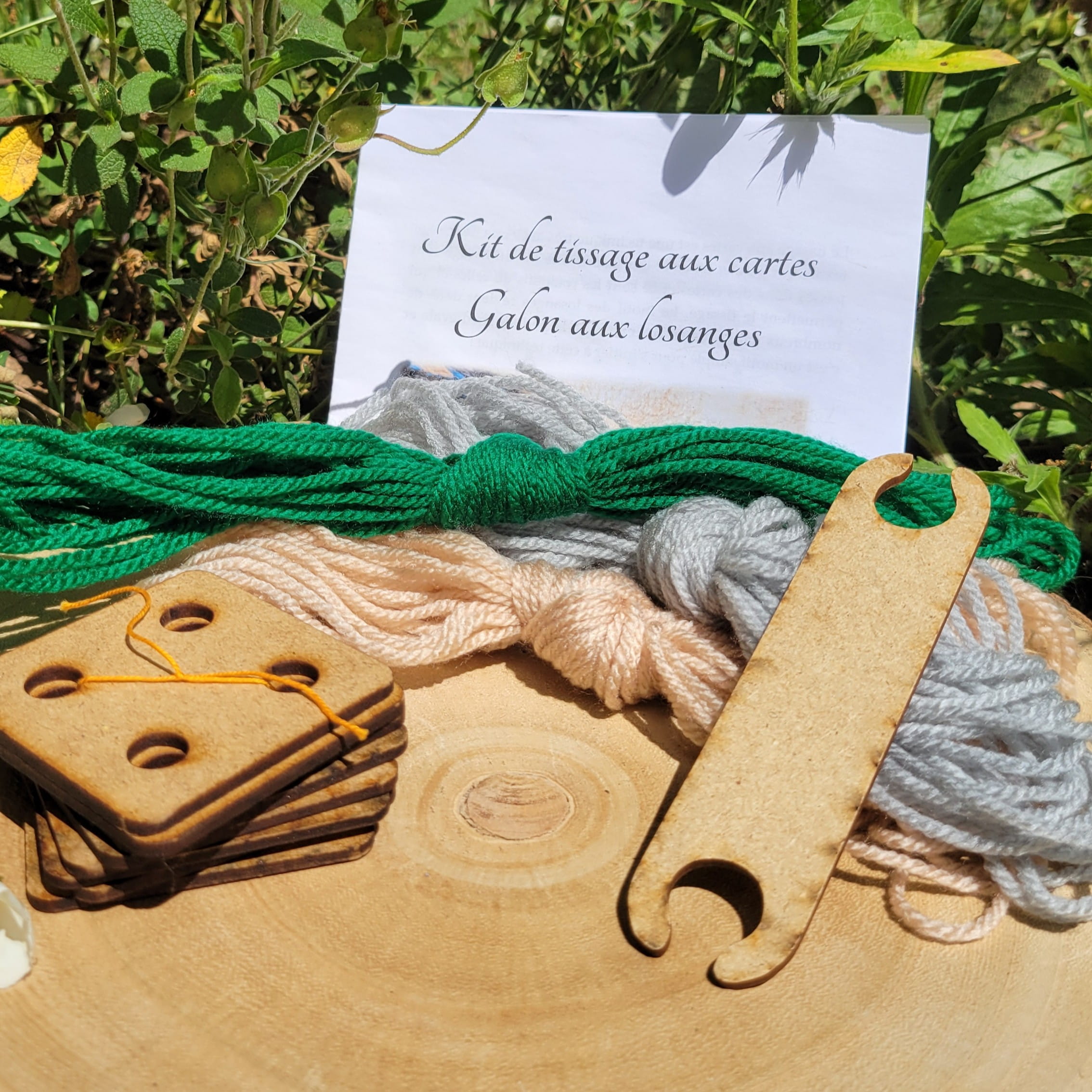 contenu du kit de tissage aux cartes du galon aux losanges vert