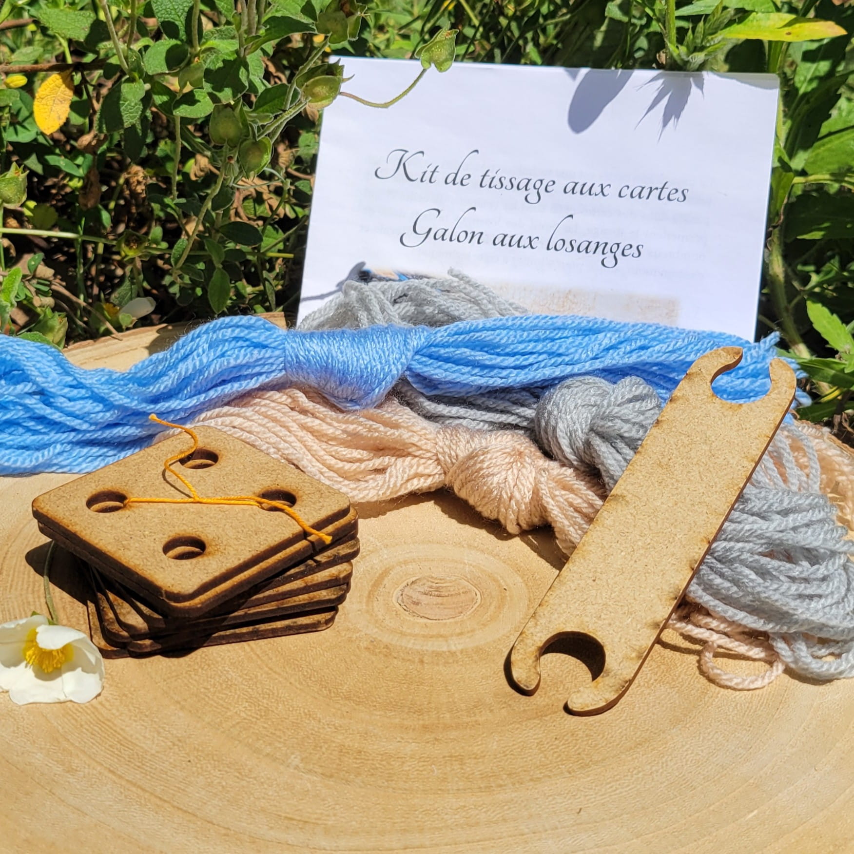 contenu du kit de tissage aux cartes du galon aux losanges bleu